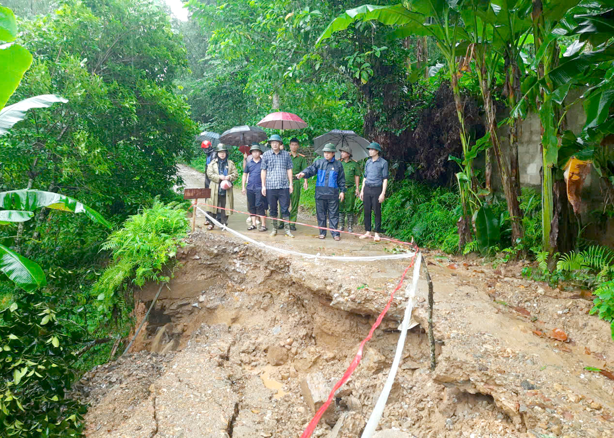 Lãnh đạo huyện Quang Bình kiểm tra tuyến đường vào thôn Buông, xã Tiên Yên. Ảnh: Lý San