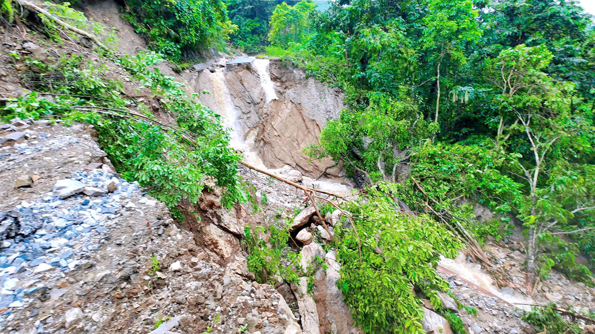 Đoạn đường từ Km10 thôn Bản Tát, xã Xuân Giang đến Nà Khương (Quang Bình) có nhiều điểm bị đứt gãy. Ảnh: Mộc Lan