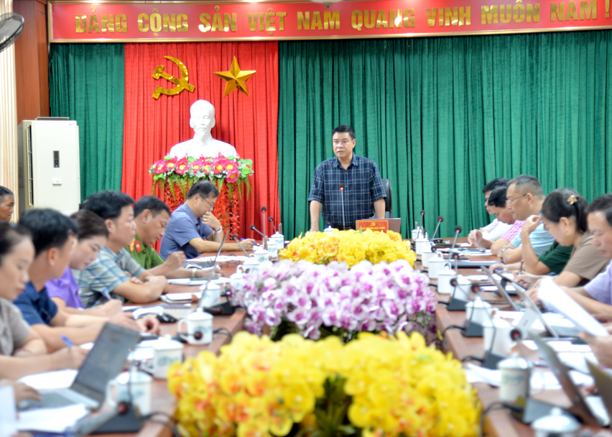 Phó Chủ tịch Thường trực UBND tỉnh Hoàng Gia Long phát biểu tại buổi làm việc tại huyện Quang Bình.
