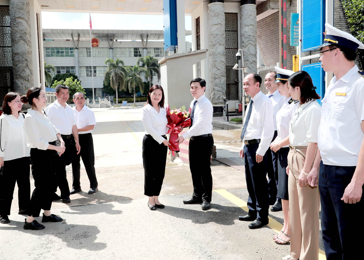 Đoàn đại biểu tỉnh Hà Giang đón Đoàn đại biểu châu Văn Sơn tại Cửa khẩu Quốc tế Thanh Thủy.