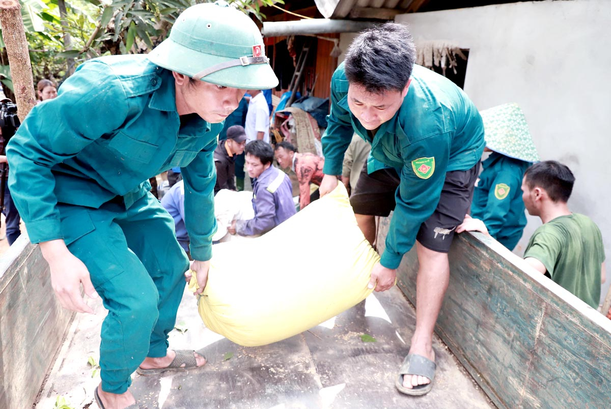 Các lực lượng chức năng, cán bộ và Dân quân tự vệ, đoàn viên thôn Yên Lập, xã Yên Thành chung sức cùng người dân di dời tới nơi an toàn.