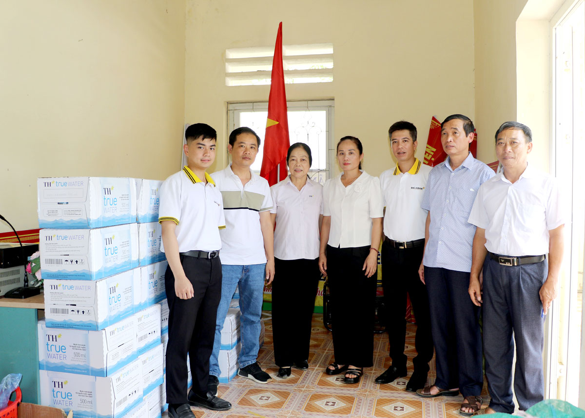 Tập đoàn TH True Milk và Ngân hàng Thương mại Cổ phần Bắc Á Bank Chi nhánh Hà Giang trao nhu yếu phẩm cho xã Yên Thành.