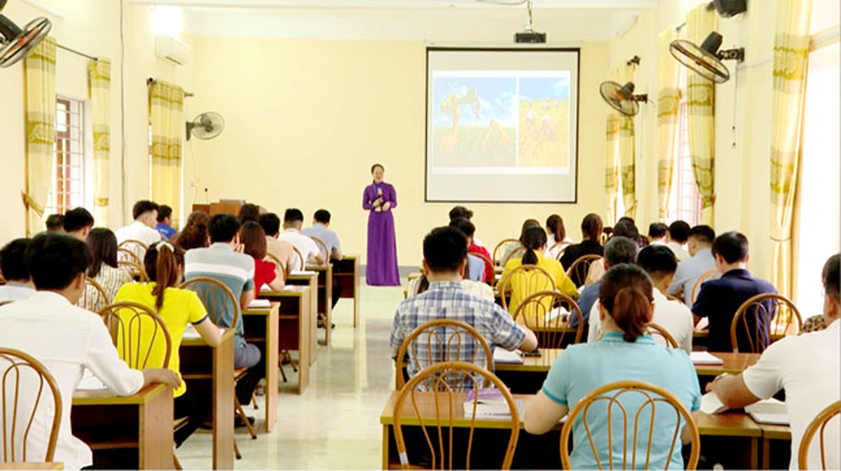 Giảng viên Trịnh Diệu Bình – Phó trưởng phòng Quản lý đào tạo và nghiên cứu khoa học, là một trong 2 giảng viên đầu tiên được cử đi nghiên cứu thực tế có kỳ hạn tại xã Hữu vinh, huyện Yên Minh