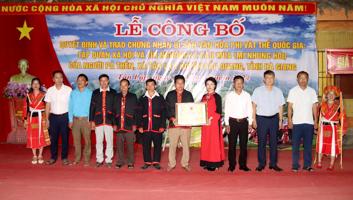 Tan Lap Commune receives the Certificate of Recognition from the Minister of Culture, Sports and Tourism, including the Pa Then Peoples Harvest Praying Ceremony in the national intangible cultural heritages list.