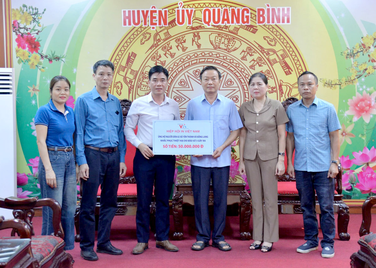 Đại diện Hội đồng quản trị Công ty Cổ phần In Hà Giang trao số tiền của Hiệp hội In Việt Nam hỗ trợ người dân huyện Quang Bình khắc phục hậu quả thiên tai.