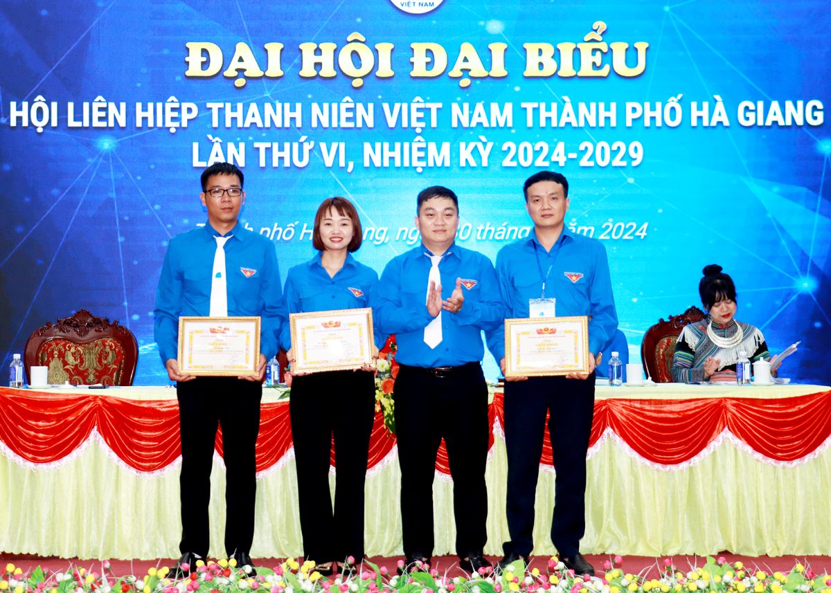 Nhiều tập thể, cá nhân có thành tích xuất sắc trong công tác hội nhiệm kỳ 2019 – 2024 được nhận Giấy khen của Ủy ban Hội Liên hiệp Thanh niên thành phố Hà Giang.
