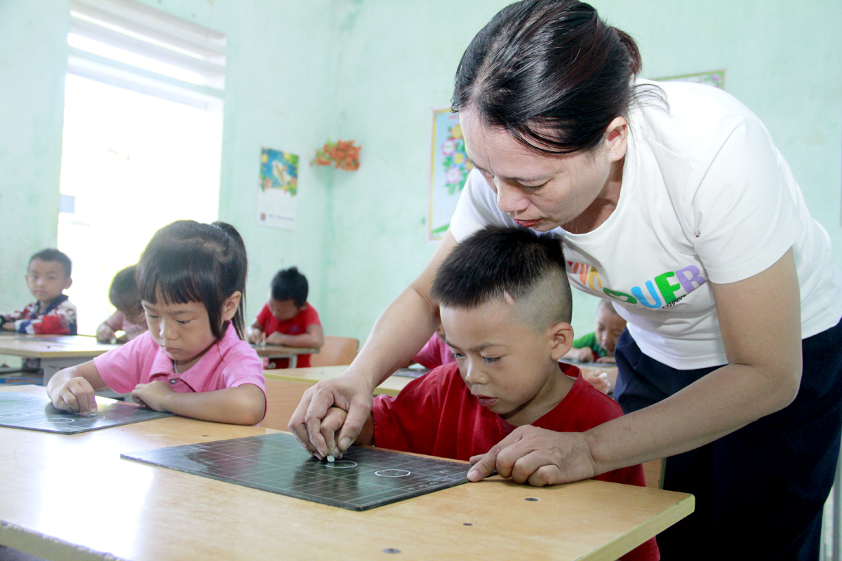 Nét chữ đầu tiên sau Lễ khai giảng của cô và trò điểm trường Thượng Lâm, xã Minh Tân (Vị Xuyên).