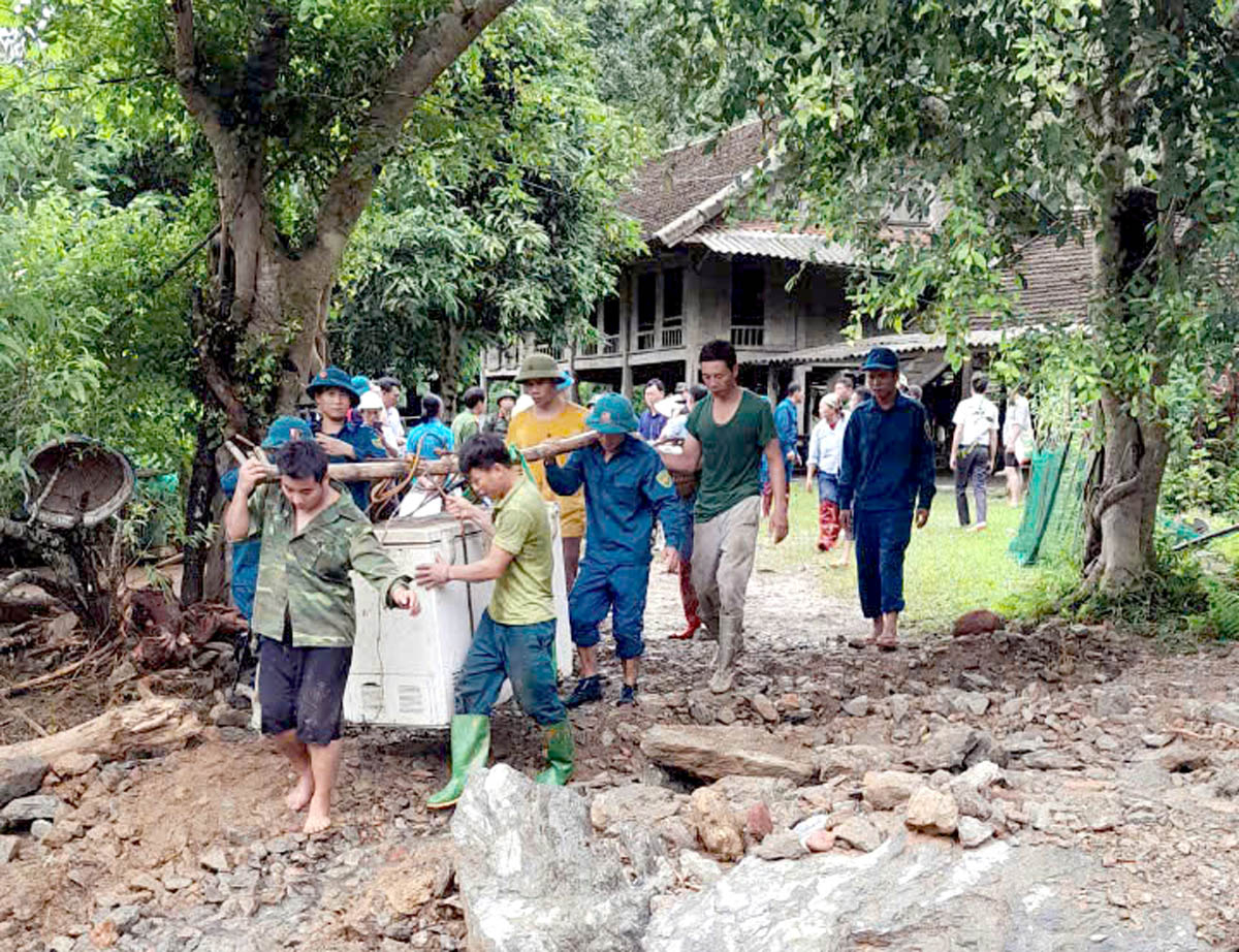 Các lực lượng giúp người dân thôn Đồng Tâm, xã Yên Thành (Quang Bình) di chuyển đồ đạc đến nơi an toàn. Ảnh: CTV