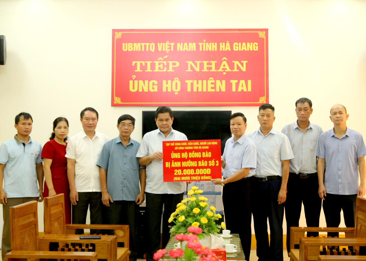 Lãnh đạo Sở Công thương trao tiền ủng hộ.