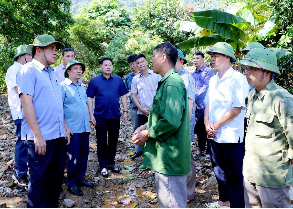 Thứ trưởng Bộ Nông nghiệp và Phát triển nông thôn Trần Thanh Nam thăm hỏi, động viên người dân thôn Đồng Tâm, xã Yên Thành (Quang Bình) bị thiệt hại do thiên tai