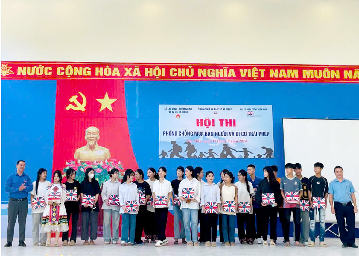 Ban tổ chức tặng quà cho học sinh có hoàn cảnh khó khăn.