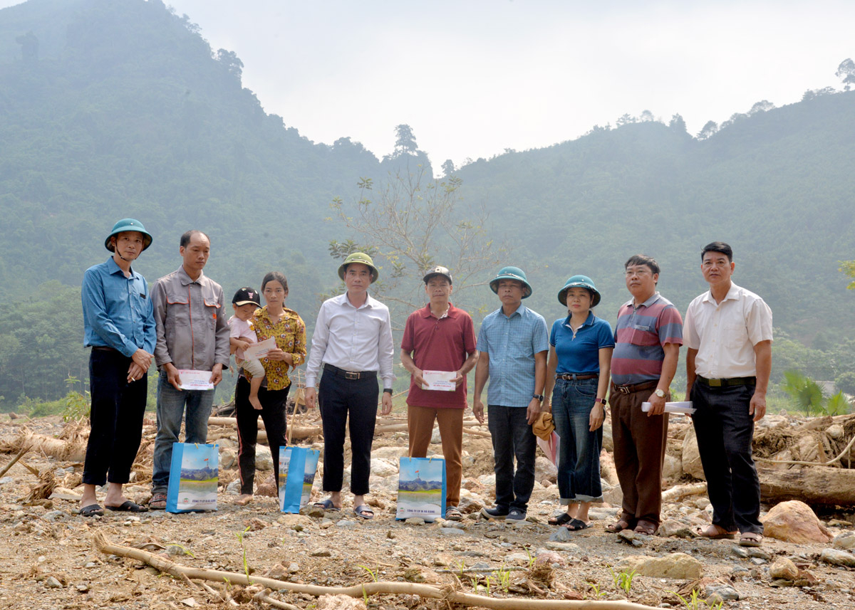 Đại diện Hội đồng quản trị Công ty Cổ phần In Hà Giang trao tiền hỗ trợ cho các gia đình thôn Tiến Yên, xã Bằng Lang (Quang Bình).