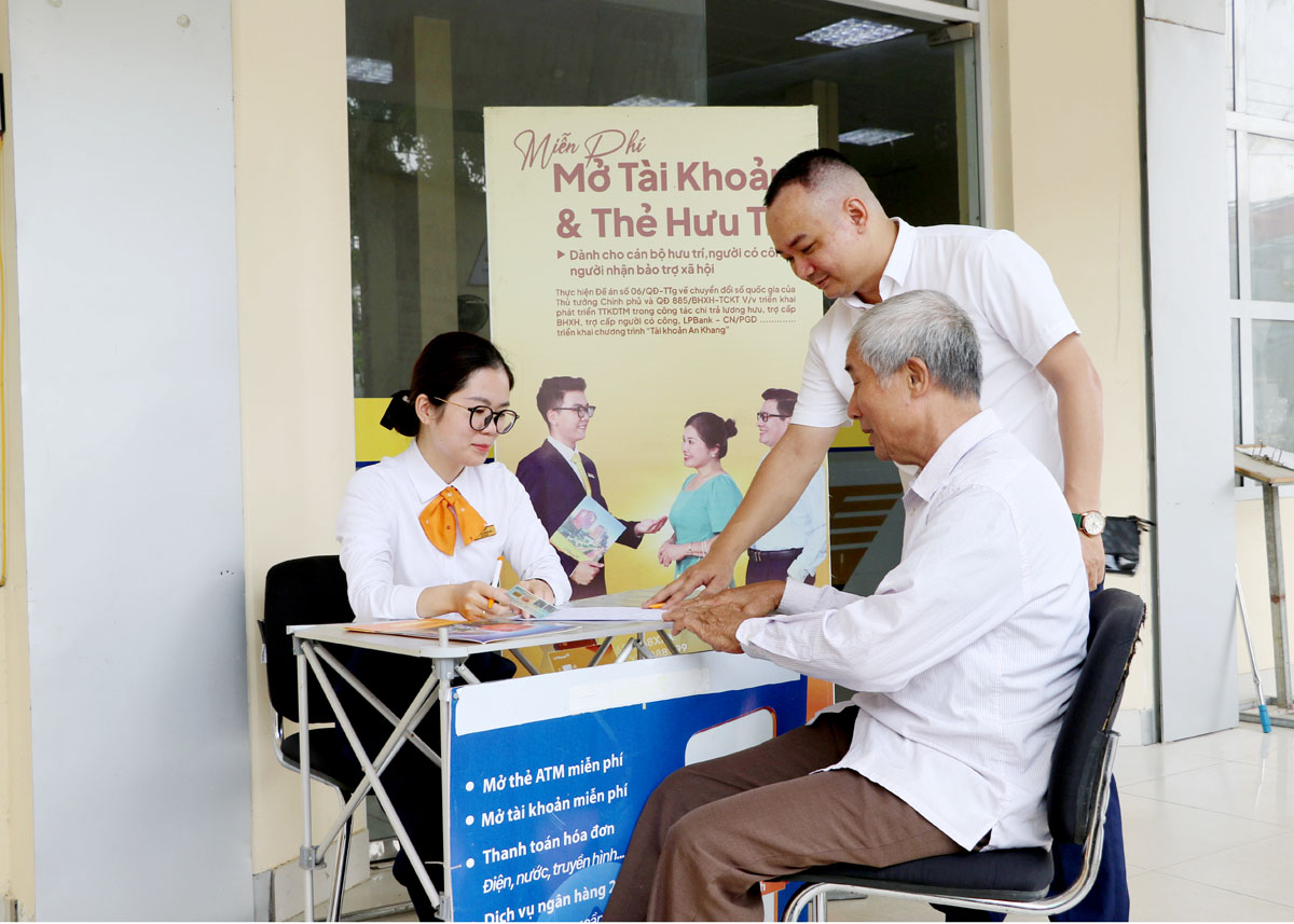 Cán bộ LPBank PGD Bắc Quang hỗ trợ ông Đỗ Thế Vinh trong quá trình sử dụng tài khoản ngân hàng.