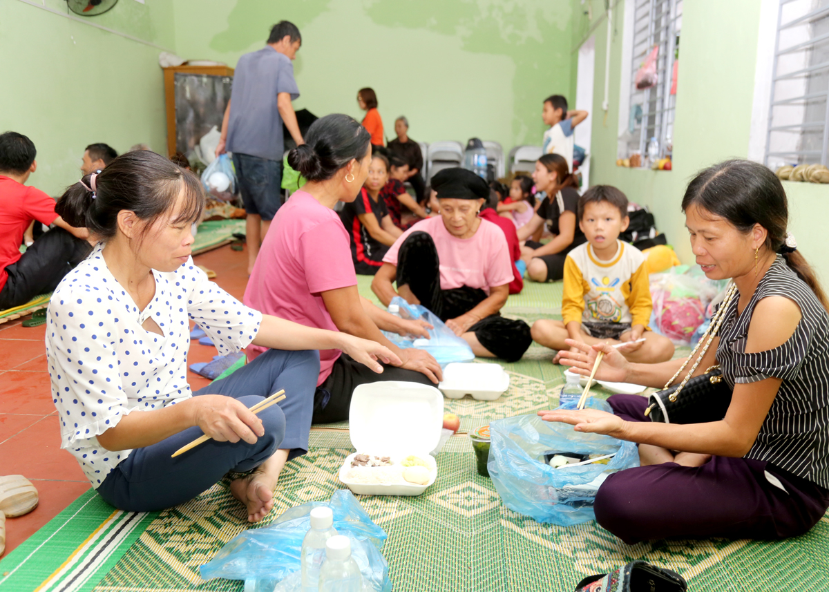 Những suất cơm ấm áp nghĩa tình được trao tận tay người dân thôn Thượng Mỹ (xã Việt Vinh).