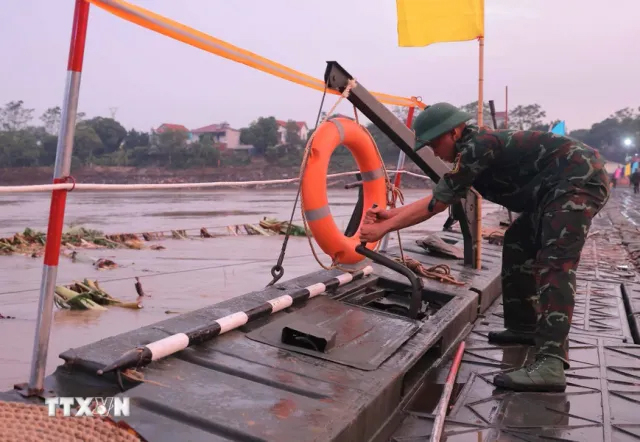 Lực lượng công binh hoàn thiện những bước cuối, đảm bảo an toàn cầu phao khi thông xe lúc 6h.