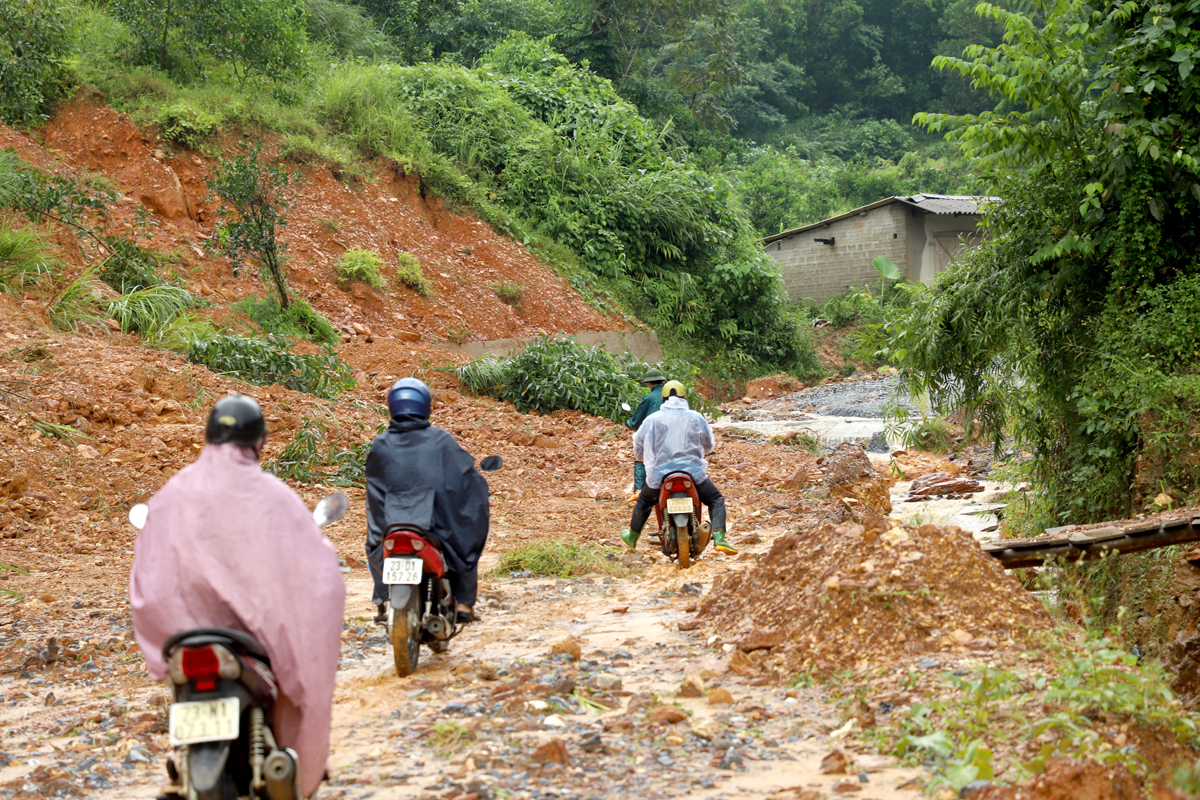 Nhiều điểm bị sạt lở nghiêm trọng gây ách tắc giao thông
