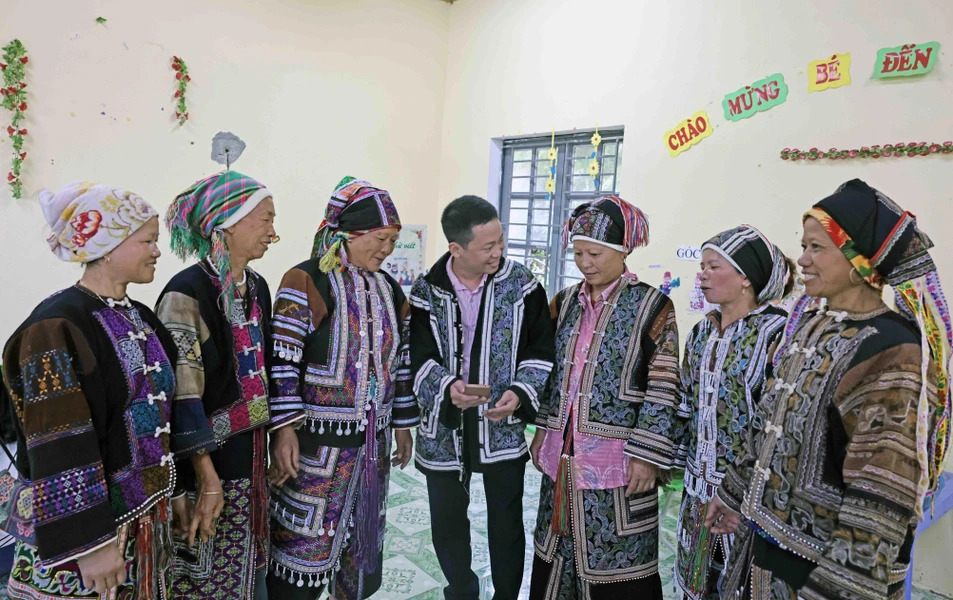 The attire of the Black Lo Lo people in Xin Cai commune, Meo Vac district.