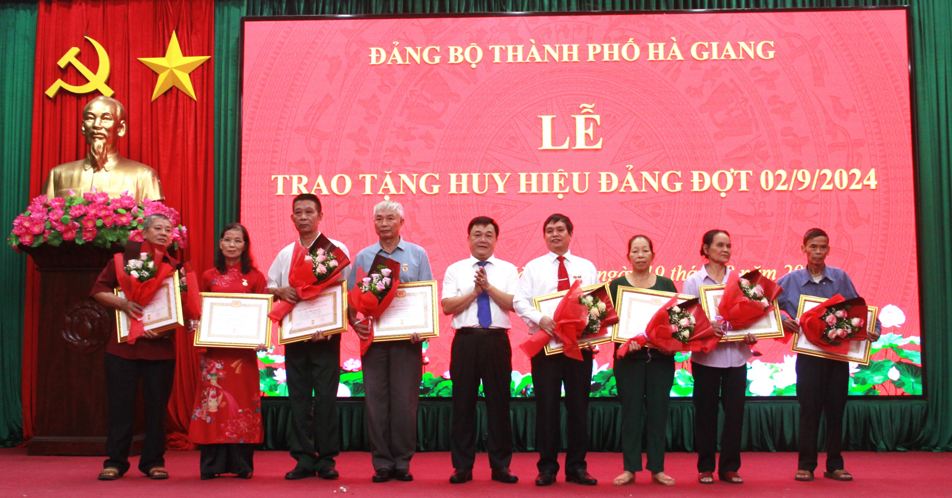 Lãnh đạo thành phố Hà Giang trao Huy hiệu 40 năm tuổi Đảng cho các đảng viên.
