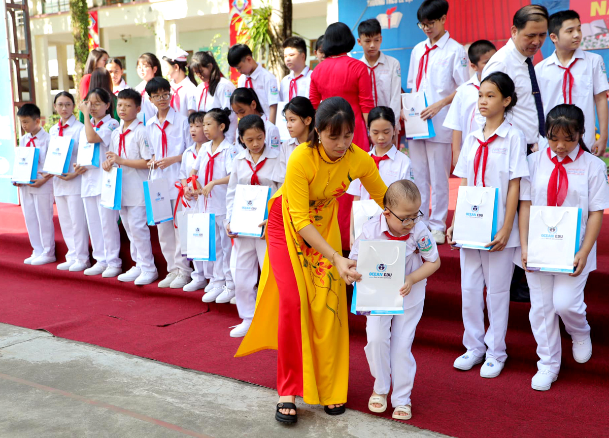 Trường THCS Lê Lợi (thành phố Hà Giang) tặng quà cho các em học sinh có hoàn cảnh khó khăn, vươn lên trong học tập.