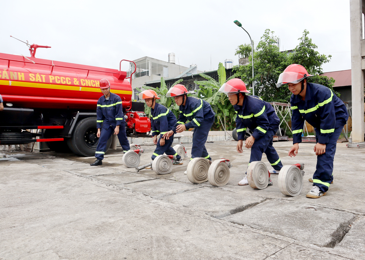 Các chiến sĩ PCCC & CNCH luyện tập