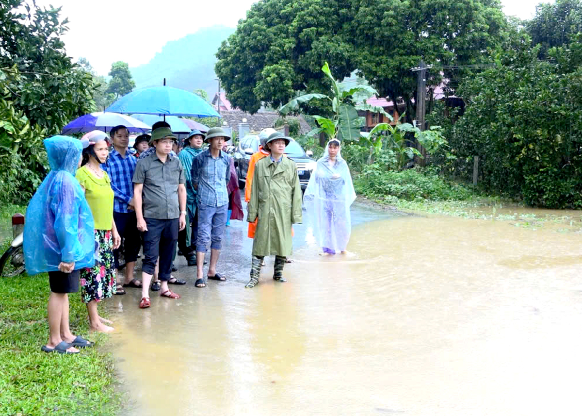 Lãnh đạo huyện Bắc Quang trực tiếp chỉ đạo công tác khắc phục hậu quả thiên tai tại cơ sở (ảnh chụp sáng 9.9). Ảnh: Thanh Loan
