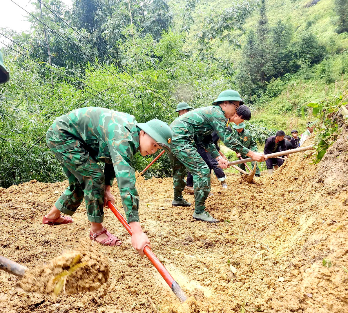 Cán bộ, chiến sỹ Đồn Biên phòng Sơn Vĩ (Mèo Vạc) tham gia khắc phục hậu quả thiên tai tại địa phương. Ảnh: CTV