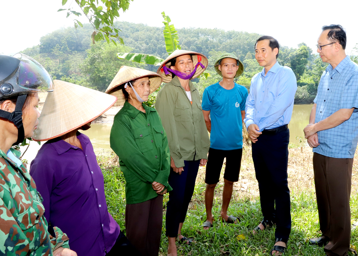 Quyền Bí thư Tỉnh ủy Lâm Đồng Nguyễn Thái Học thăm hỏi bà con vùng lũ thôn Tân Điền