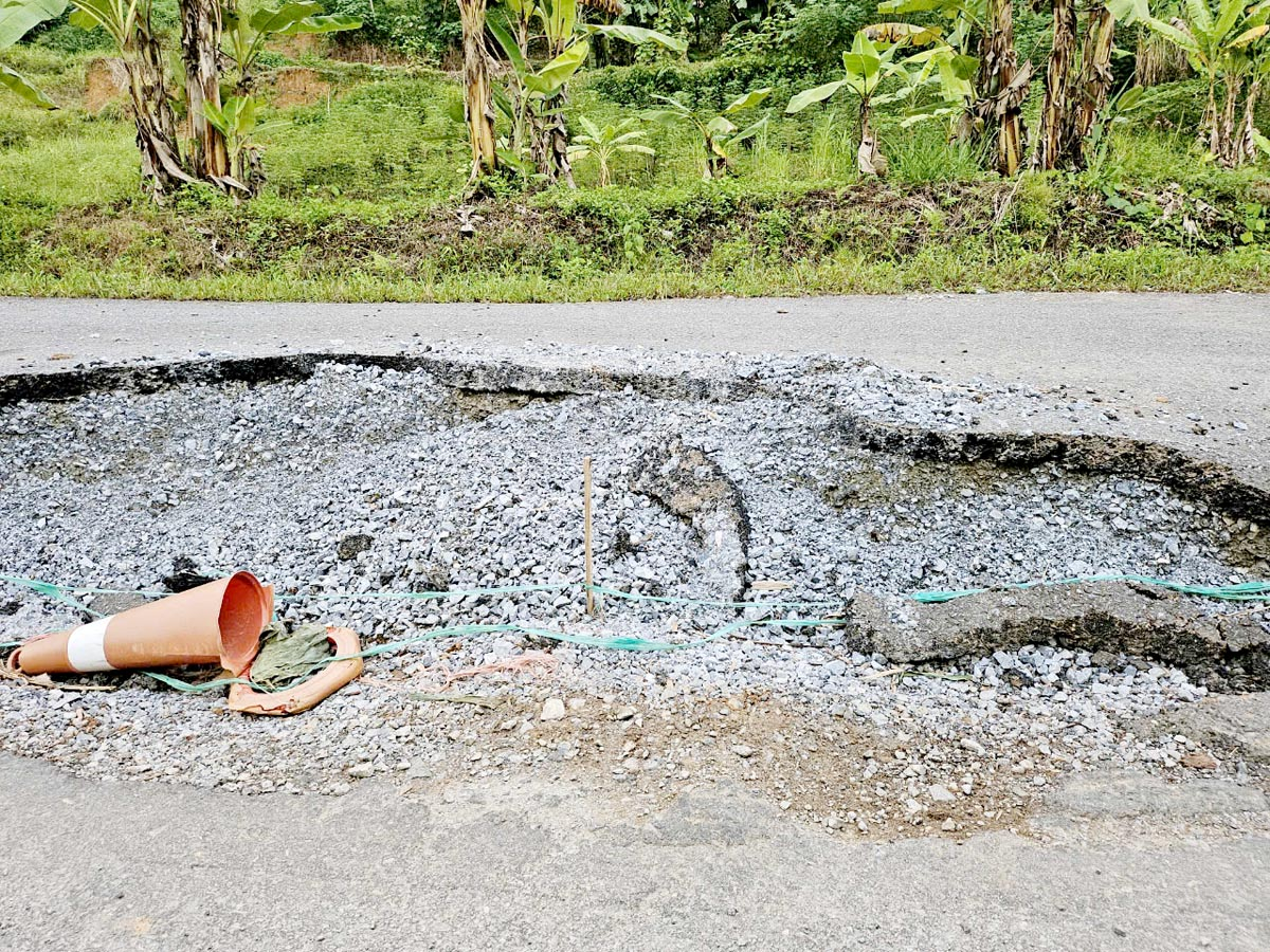 Đoạn đường bị nồi phồng và hư hỏng, bong tróc tiềm ẩn nguy cơ gây tai nạn giao thông