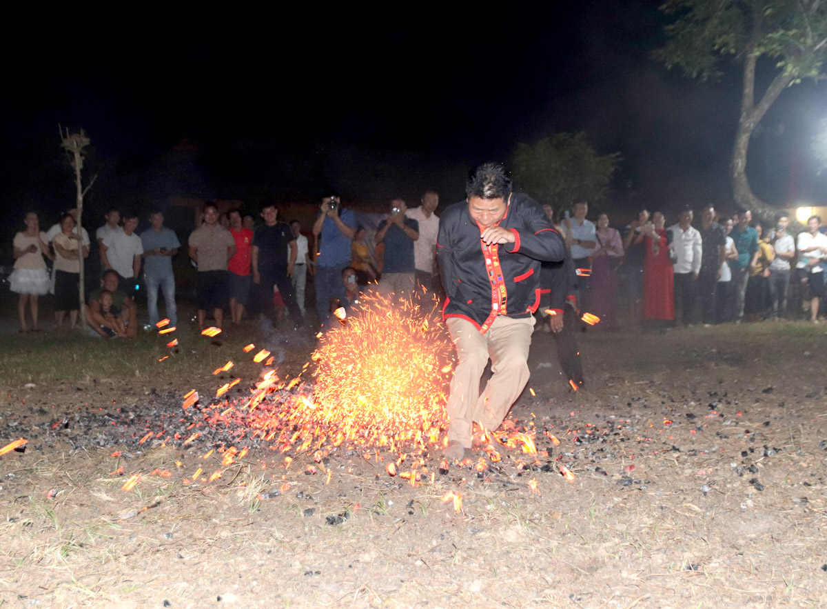 Nhảy lửa độc đáo của các chàng trai Pả Thẻn.