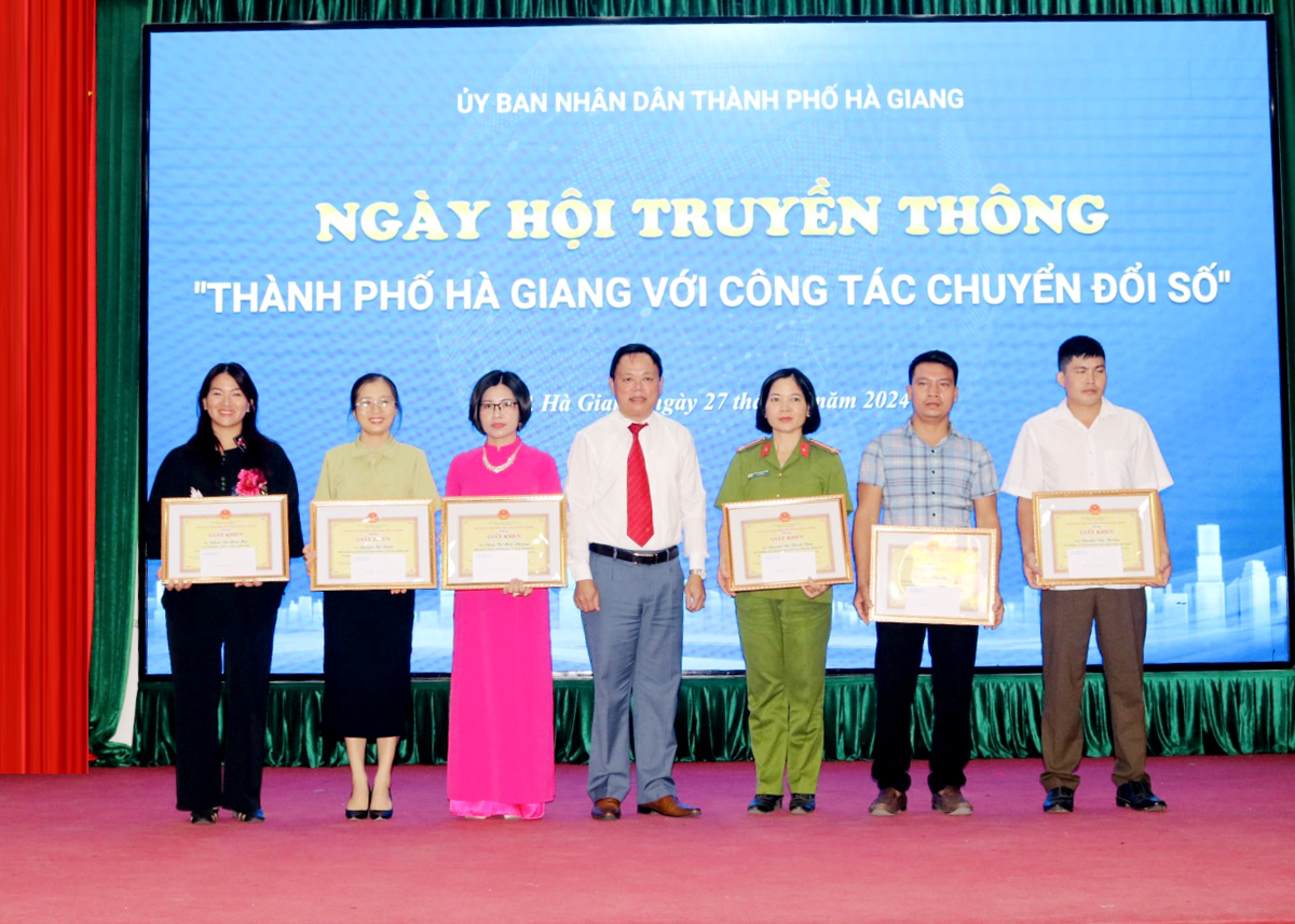 Lãnh đạo thành phố Hà Giang trao Giấy khen cho các cá nhân có thành tích xuất sắc trong công tác CĐS.