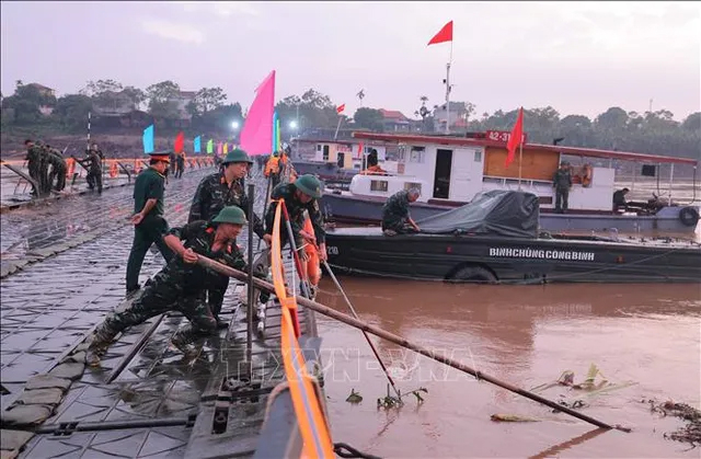 Lực lượng công binh hoàn thiện những bước cuối, đảm bảo an toàn cầu phao khi thông xe lúc 6h.