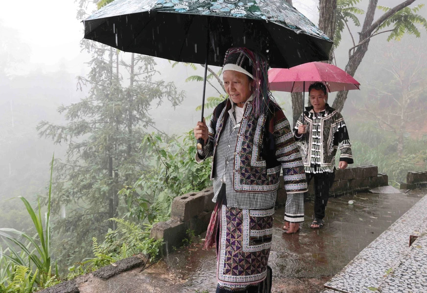 The attire of the Black Lo Lo people in Xin Cai commune, Meo Vac district.