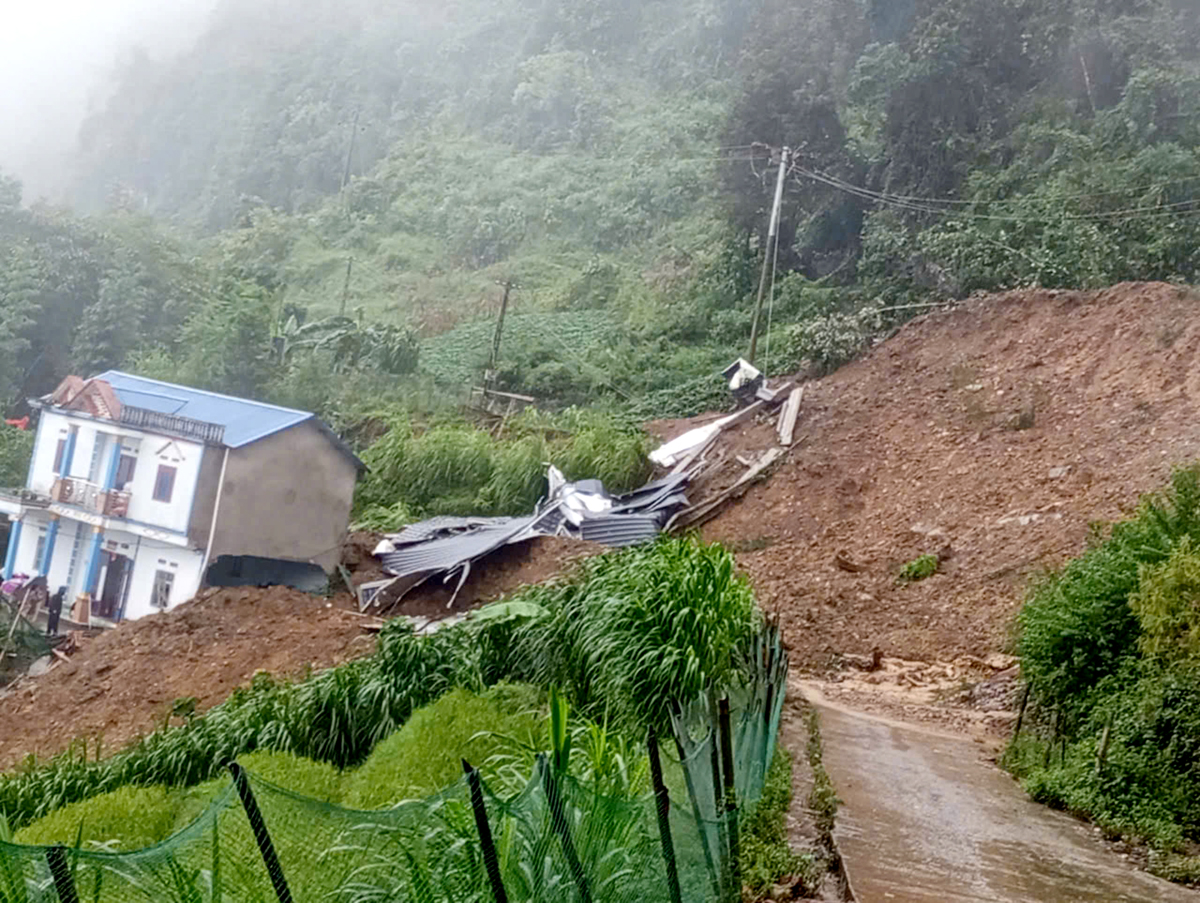 Landslides cause a house to collapse completely in Peo Suoi Ngai Village, Nan Xin Commune, Xin Man District.