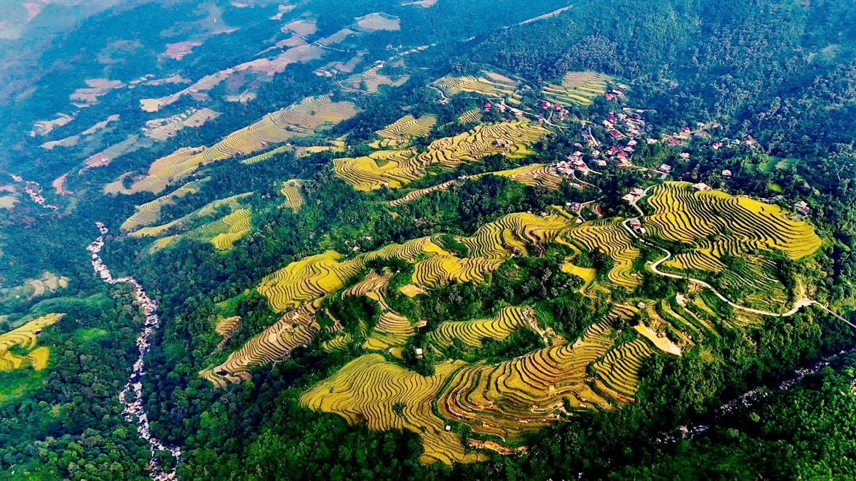 Thôn Nà Thác, Khuổi My, Lùng Vài có khoảng 90ha ruộng bậc thang. Những thửa ruộng bậc thang ở đây được tạo ra bởi công sức canh tác của đồng người Dao áo dài nơi đây
