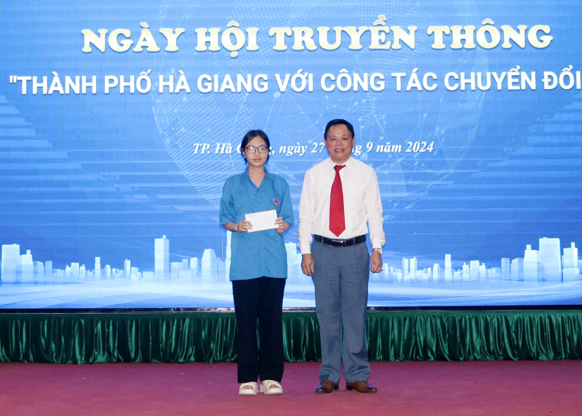 Lãnh đạo thành phố Hà Giang trao quà cho đoàn viên được giải Nhất cuộc thi trực tuyến tìm hiểu về CĐS.