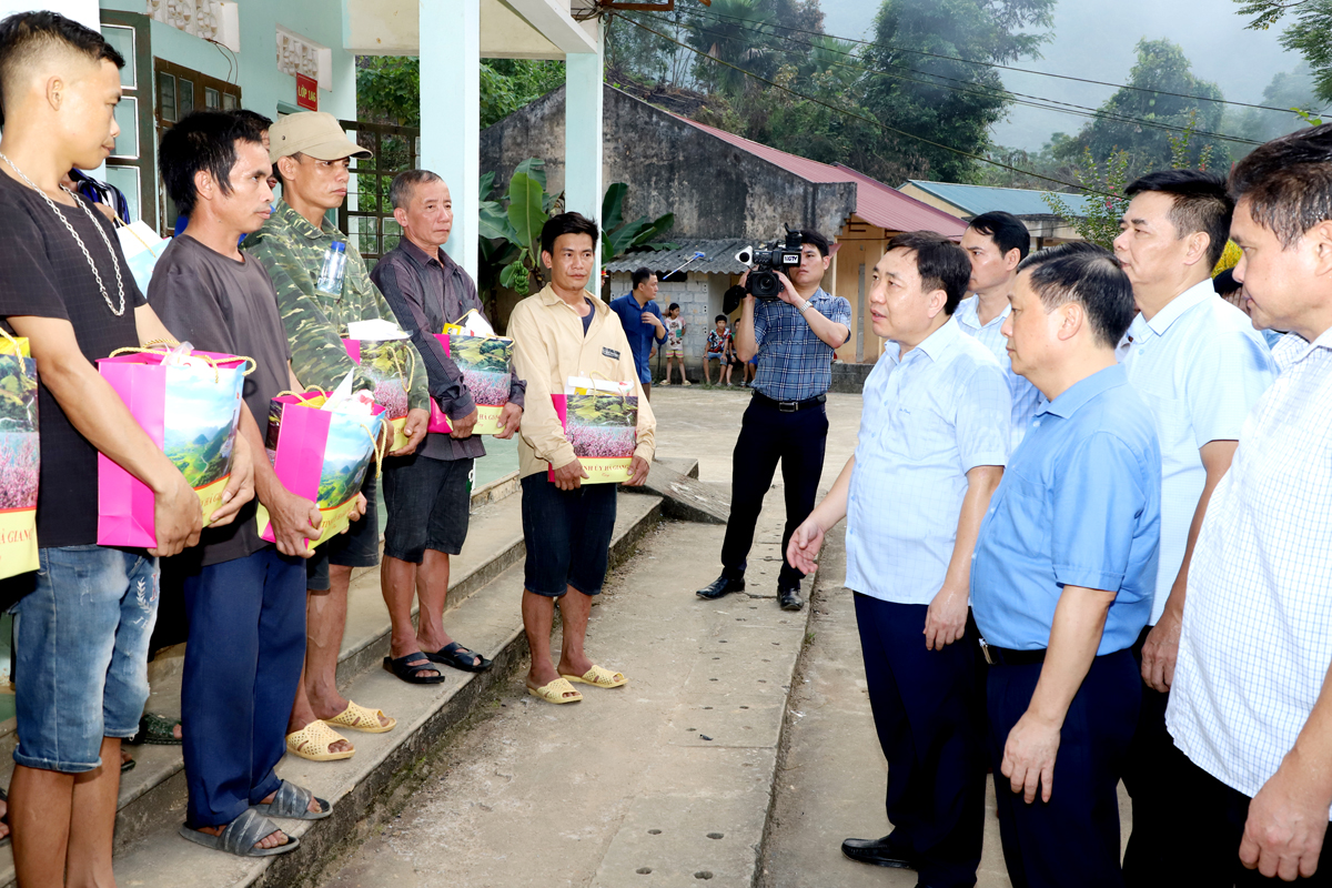 Quyền Bí thư Tỉnh ủy Nguyễn Mạnh Dũng thăm hỏi, động viên, tặng quà bà con thôn Tiến Yên, xã Bằng Lang