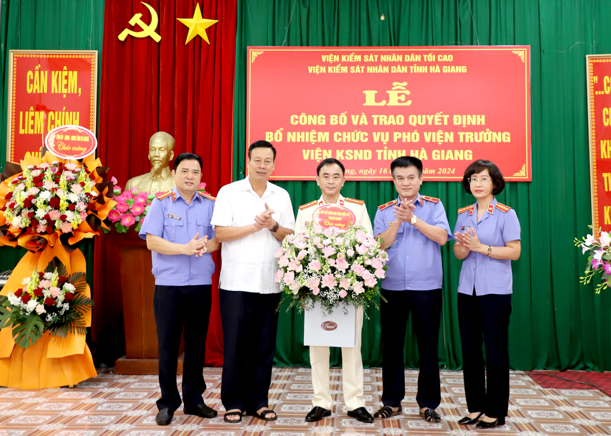 Chủ tịch UBND tỉnh Nguyễn Văn Sơn và lãnh đạo Viện KSND tỉnh tặng hoa chúc mừng đồng chí La Ngọc Thiện.