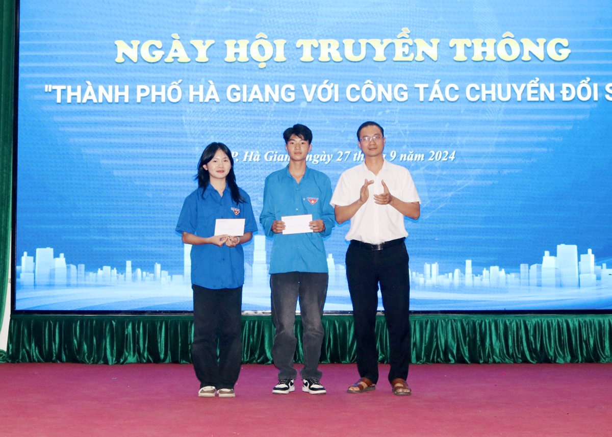 Lãnh đạo Sở Thông tin Truyền thông trao quà cho đoàn viên được giải Nhì cuộc thi trực tuyến tìm hiểu về CĐS.
