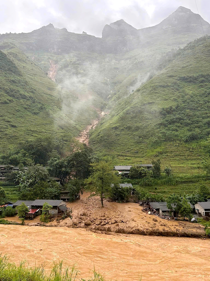 Đất, đá tràn vào nhà ở của một số hộ dân tại thôn Bờ Sông, xã Xín Cái (Mèo Vạc). Ảnh: Trần Kế