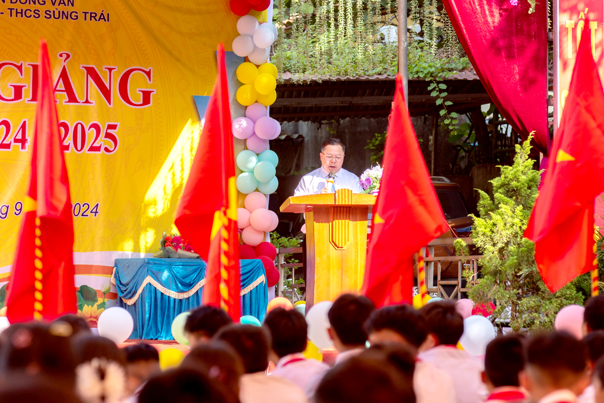 Thầy Ma Văn Dương-  Hiệu trưởng trường PTDTBT tiểu học xã Sủng Trái đọc Thư của Tổng Bí thư, Chủ tịch nước Tô Lâm gửi ngành Giáo dục nhân dịp khai giảng năm học mới 2024-2025