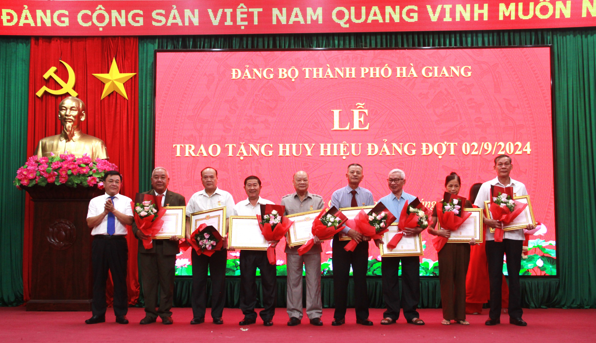 Bí thư Thành ủy Hà Giang Chúng Thị Chiên trao Huy hiệu 50 năm tuổi Đảng cho đảng viên.