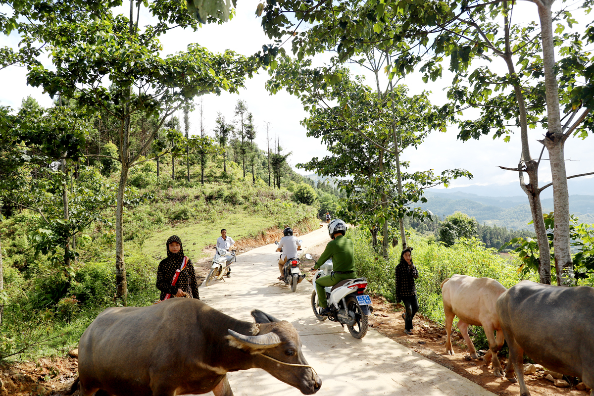 Concrete road connecting the villages of Na Po and Seo Ho in Na KheCommune.