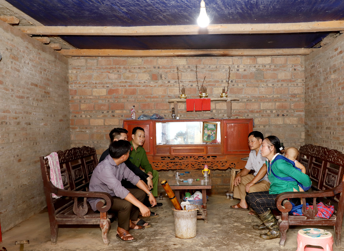 Electricity is connected to VangThi Its household inSeo Ho Village, Na KheCommune.