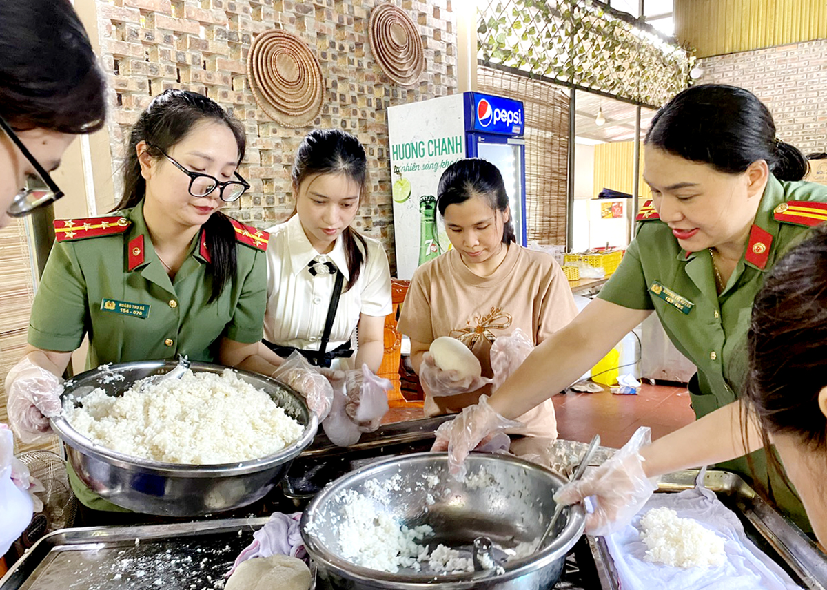 Chúng ta cần chung tay lan tỏa những hình ảnh đẹp về phòng chống bão lũ. 
Trong ảnh:  Nhóm thiện nguyện Hà Giang chung tay hỗ trợ lương thực, thực phẩm cho đồng bào bị thiệt hại bởi cơn bão số 3.