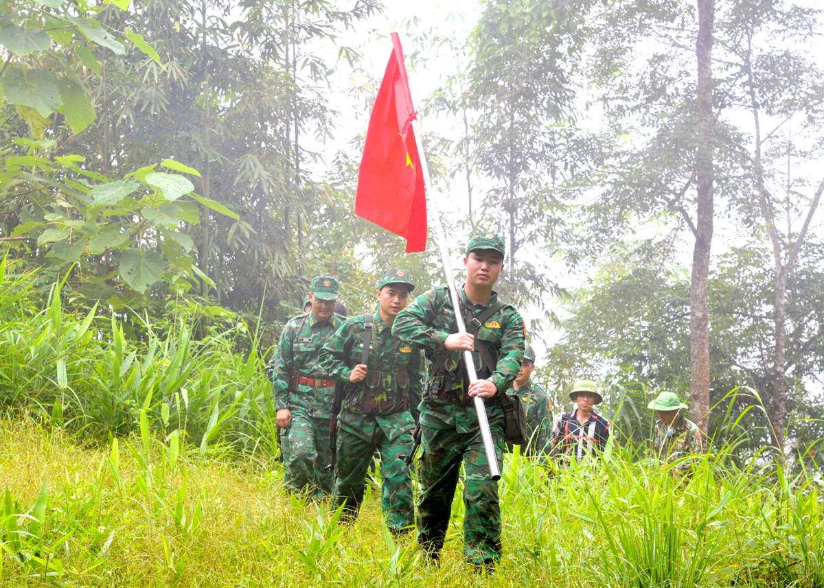 Bộ đội Biên phòng và người dân thôn Nặm Ngặt, xã Thanh Thủy (Vị Xuyên) tuần tra biên giới.
