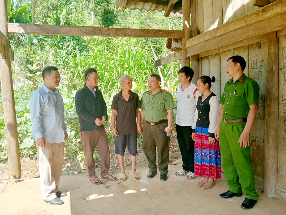 Bí thư Chi bộ, kiêm Trưởng thôn Sủng Lủ, xã Lũng Chinh, Mèo Vạc Giàng Mí Nu (thứ 2 bên trái) cùng đoàn công tác đến thăm hộ ông Lò Phù Chiêu.
					               Ảnh: H. NG
