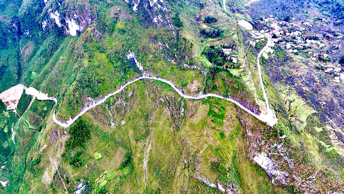 A section of the Happiness Road through Ma Pi Leng in Meo Vac District.