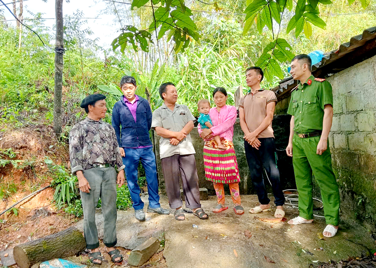 Bí thư Chi bộ thôn Sảng Lủng Giàng Chủ Ly (thứ 3 bên trái), xã Lũng Hồ (Yên Minh) vận động người dân không theo tà đạo.