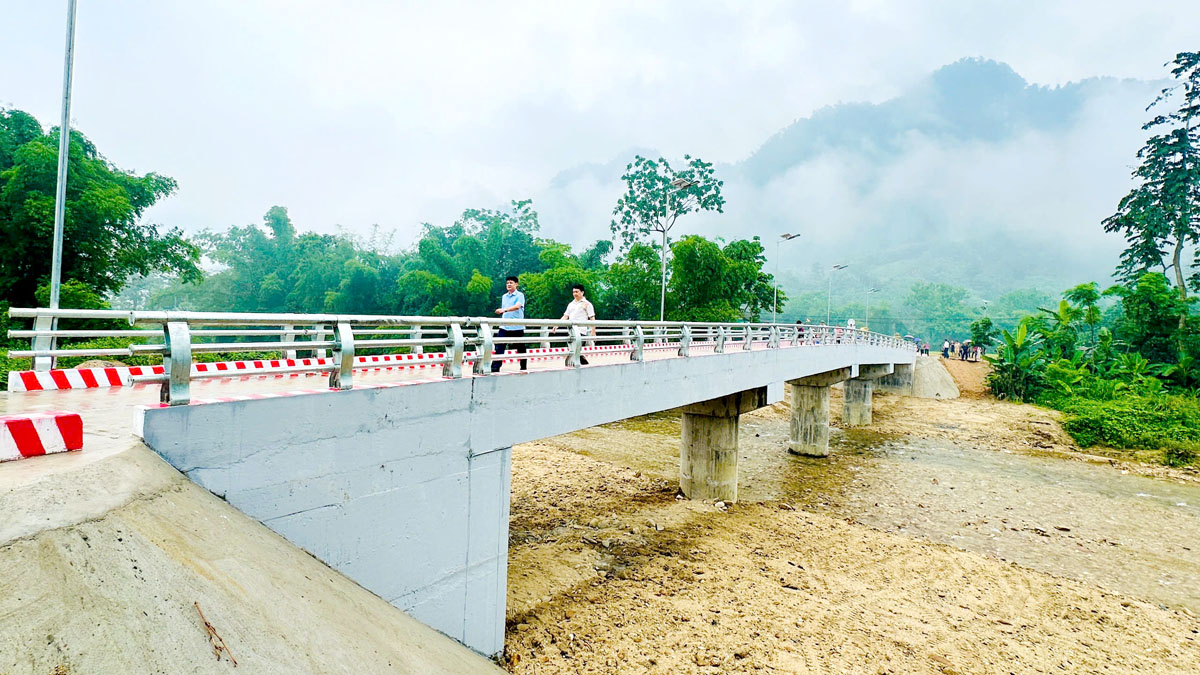 Cầu Long Phúc, thôn Hát, xã Việt Lâm (Vị Xuyên) được xây dựng kiên cố, đảm bảo giao thông thuận lợi.