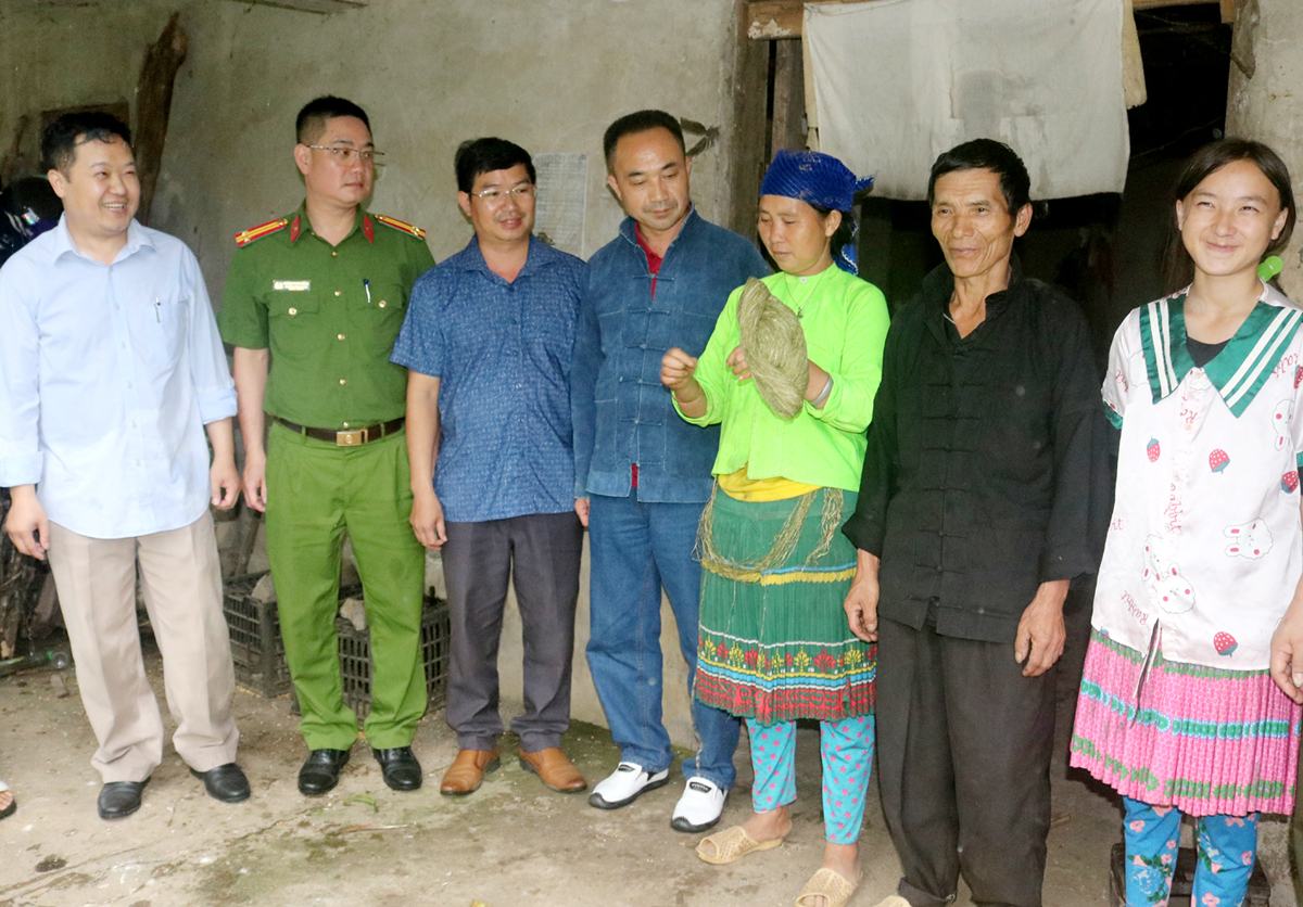 Lãnh đạo xã Lũng Chinh (Mèo Vạc) thăm hỏi gia đình ông Vàng Chá Pó, thôn Sèo Lủng Sán. 